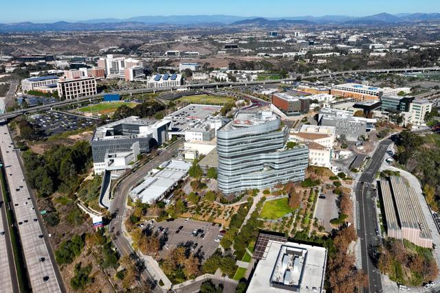 3550 Lebon Dr, San Diego CA: https://media.crmls.org/mediaz/8667c9fa-d0cb-4a57-aa51-fa33bd879337.jpg