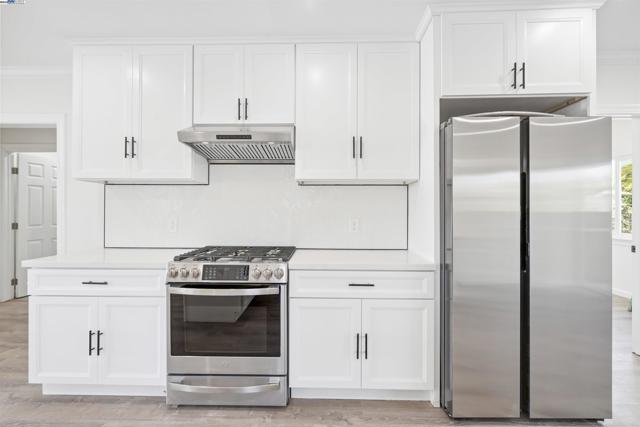 5542 Harvey Ave, Oakland CA: https://media.crmls.org/mediaz/8667ddca-db8f-408e-a7de-ed495c3b4c9b.jpg