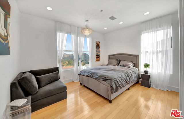 2752 Stone View Court, Los Angeles CA: https://media.crmls.org/mediaz/8667ece8-7cb4-4f01-9063-8da973addb09.jpg