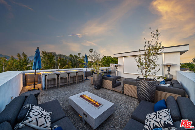 849 N Spaulding Avenue, Los Angeles CA: https://media.crmls.org/mediaz/866888cc-0fbe-47d7-b282-fff9a5a00b69.jpg