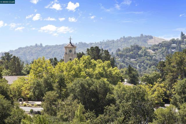 25 Watchwood Ct, Orinda CA: https://media.crmls.org/mediaz/86694ed7-e3ba-4127-add5-8fce103d8468.jpg