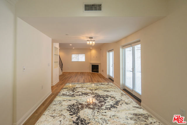 1529 S BEVERLY Drive, Los Angeles CA: https://media.crmls.org/mediaz/8669b35c-5543-4b51-8c86-df32a78e5746.jpg