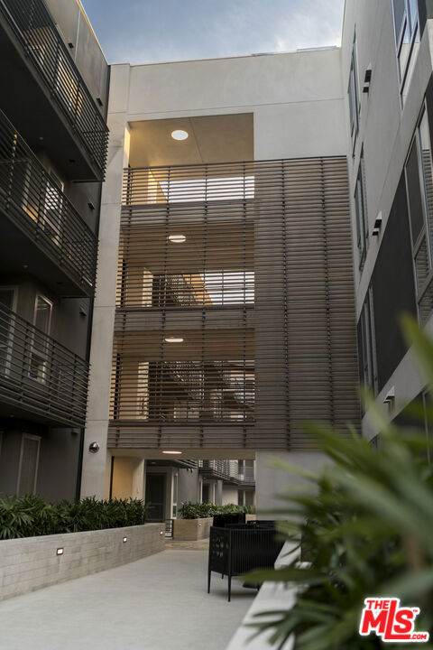 3425 W OLIVE Avenue, Burbank CA: https://media.crmls.org/mediaz/8669bb7a-47df-4fef-8100-da86050bda5f.jpg