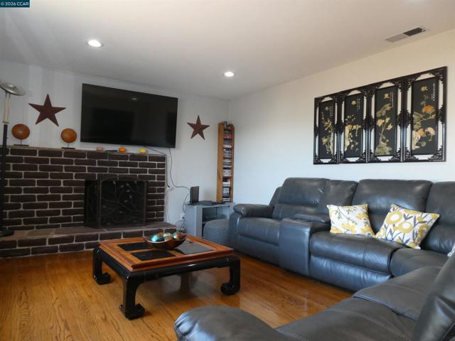 Image 6 of 43 For 2908 Sargent Ave