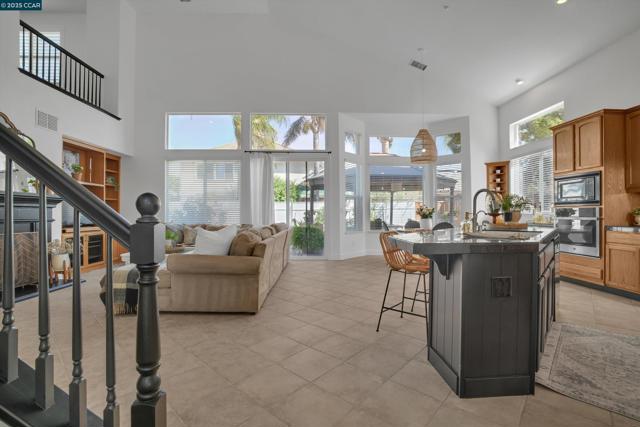 2856 Gardenside Ct, Brentwood CA: https://media.crmls.org/mediaz/866a5c21-5f5e-4d4a-b1c0-c3a092ef0124.jpg