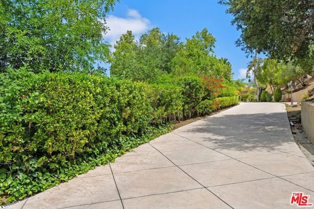 16980 Escalon Drive, Encino CA: https://media.crmls.org/mediaz/866add3f-2c2f-4eb3-ae02-47032aa61ce6.jpg