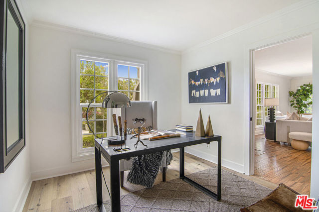 565 N Arden Boulevard, Los Angeles CA: https://media.crmls.org/mediaz/866bbeff-56e3-4cc8-ae90-8a5ec5c82fda.jpg