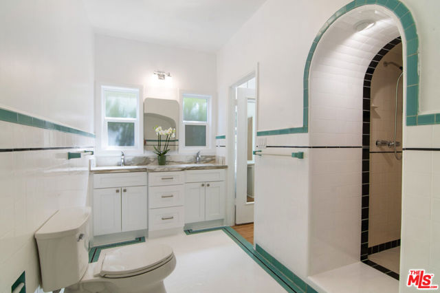 336 N Orange Drive, Los Angeles CA: https://media.crmls.org/mediaz/866c291e-e2b6-40f0-a175-5d53d5f35fcc.jpg