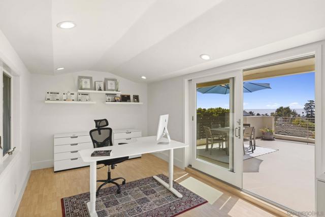 5787 Bellevue Ave, La Jolla CA: https://media.crmls.org/mediaz/866c51e9-46be-4201-9f5a-7dc8fb108cce.jpg