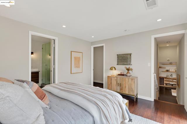 678 Walavista Ave, Oakland CA: https://media.crmls.org/mediaz/866d5e37-4678-4a6a-a94a-27f687259149.jpg