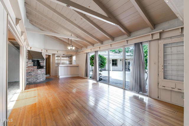 887 Vallombrosa Drive, Pasadena CA: https://media.crmls.org/mediaz/867070d2-a837-46ca-8583-0144bc421f95.jpg