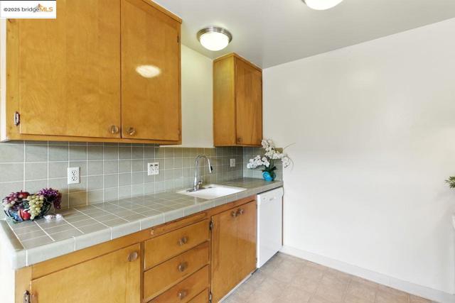 4336 Rilea Way, Oakland CA: https://media.crmls.org/mediaz/86720c3d-1c9b-458c-a9a3-f3ec3e6e6822.jpg