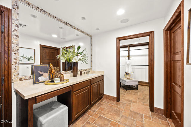 1533 Rancho Avenue, Glendale CA: https://media.crmls.org/mediaz/8672f9dd-40d3-47d2-8b38-94a272993072.jpg