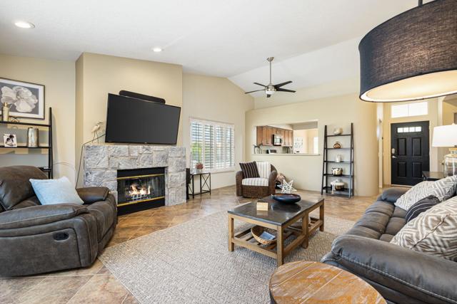 340 Vista Royale Drive, Palm Desert CA: https://media.crmls.org/mediaz/8672fa8b-b9fe-4e25-81e1-4b23de388d9d.jpg