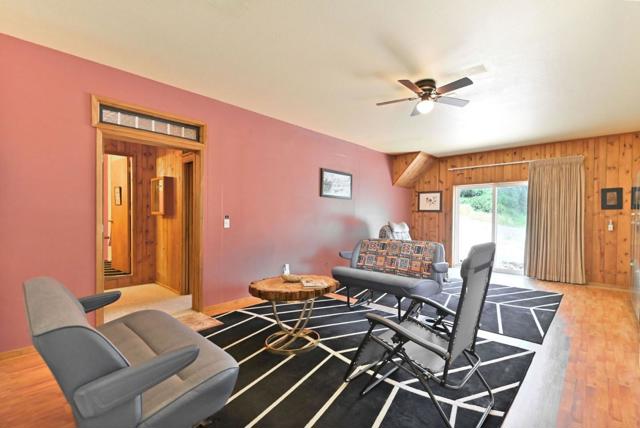 18757 Sunrise Way, Tuolumne CA: https://media.crmls.org/mediaz/8674ce47-0eaa-4670-b536-0fcfea7a85cc.jpg