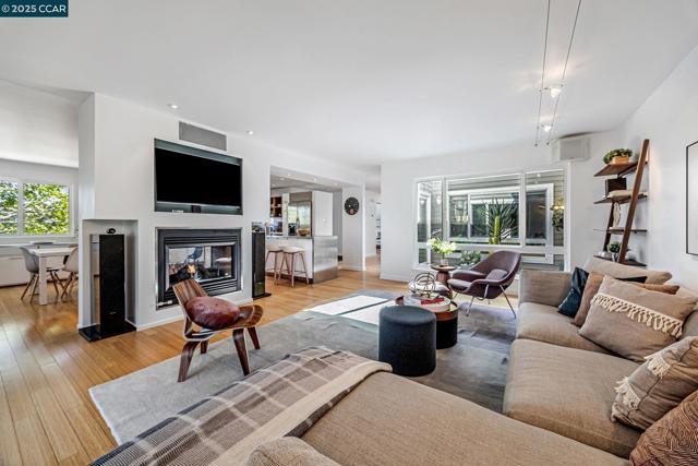 2280 Hastings Dr, Belmont CA: https://media.crmls.org/mediaz/8674e860-f831-40e7-9b58-85ae337dc981.jpg