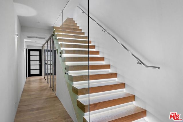 455 Castle Place, Beverly Hills CA: https://media.crmls.org/mediaz/86756fb3-9ed7-448f-90b1-6d7cd9028a91.jpg