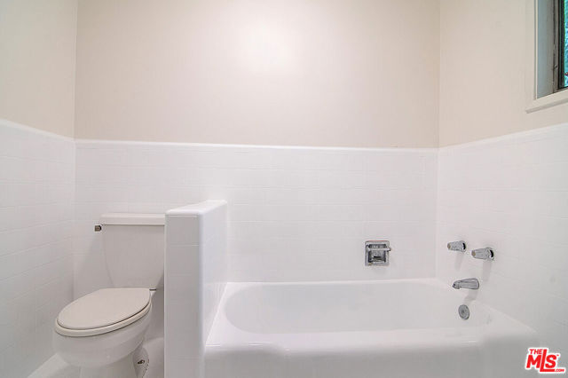 180 N Highland Avenue, Los Angeles CA: https://media.crmls.org/mediaz/86758e9e-7f12-46f2-9164-0fe2933fd533.jpg