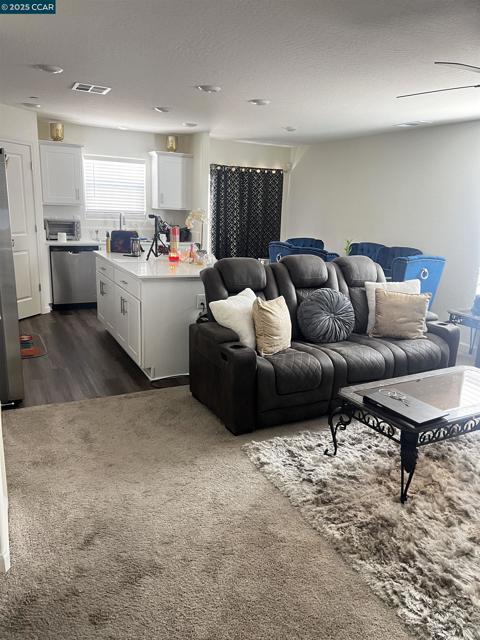 627 Elizabeth Ct, Merced CA: https://media.crmls.org/mediaz/8675d9c9-0be3-4a0f-bee1-0c36f3a3651b.jpg