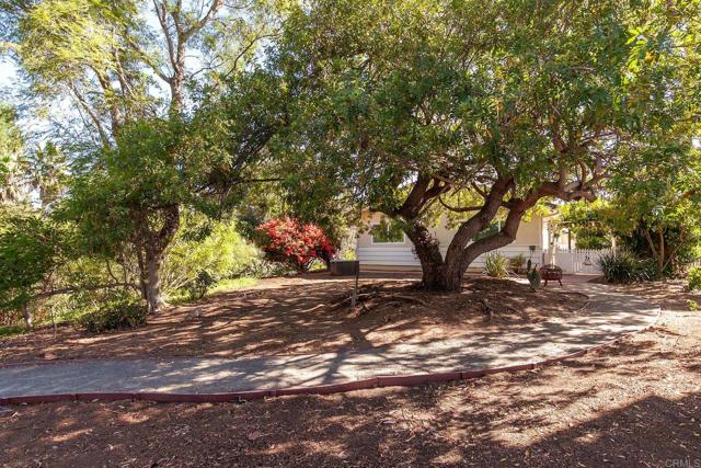2601 Groton Place, Escondido CA: https://media.crmls.org/mediaz/867886ef-4666-4405-ba42-6521e024bbe8.jpg
