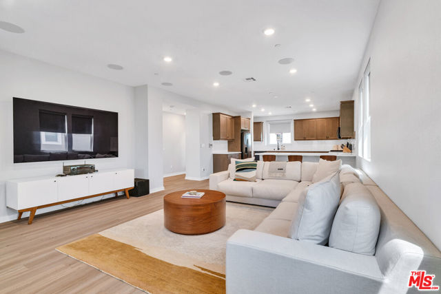 515 Daniel Freeman Circle, Inglewood CA: https://media.crmls.org/mediaz/8678d2df-800e-433c-8971-58299d67cdf0.jpg