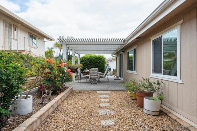 1831 Nova Gln, Escondido CA: https://media.crmls.org/mediaz/867983d7-f0ae-4193-acc4-cf1d584d43ea.jpg