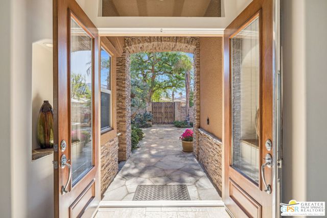 2 Varsity Circle, Rancho Mirage CA: https://media.crmls.org/mediaz/867aa3a6-90e4-4981-8311-f13ec106f75f.jpg