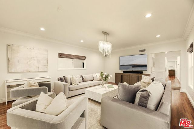 324 15th Street, Santa Monica CA: https://media.crmls.org/mediaz/867ab5a6-009c-44b7-8881-b702afd85e27.jpg