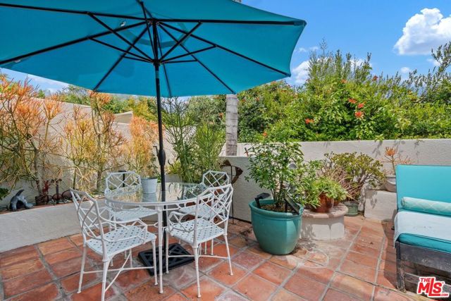 6435 Zumirez Drive, Malibu CA: https://media.crmls.org/mediaz/867b7c5c-bd9e-4142-9a33-9fefa4433937.jpg