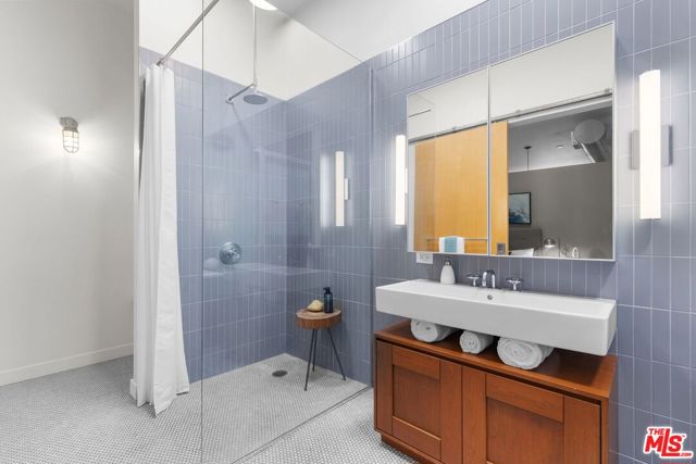 4080 Glencoe Avenue, Marina del Rey CA: https://media.crmls.org/mediaz/867bb5d0-5f35-469d-b041-4ce3057331cc.jpg