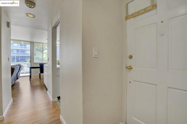 14 Janet Way, Tiburon CA: https://media.crmls.org/mediaz/867bc045-2d8d-404d-93c7-1723652ea020.jpg