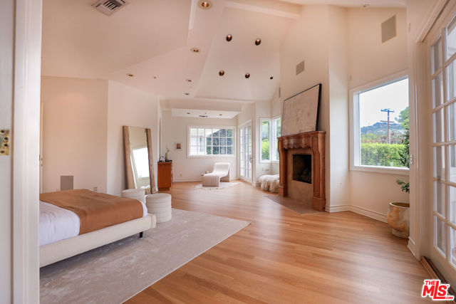 628 N Elm Drive, Beverly Hills CA: https://media.crmls.org/mediaz/867c23d6-082d-435e-ae45-da74e47ca461.jpg