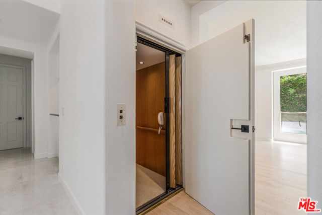 2370 Brookshire Lane, Los Angeles CA: https://media.crmls.org/mediaz/867cfb55-e992-418c-9b4e-8f5279592f85.jpg