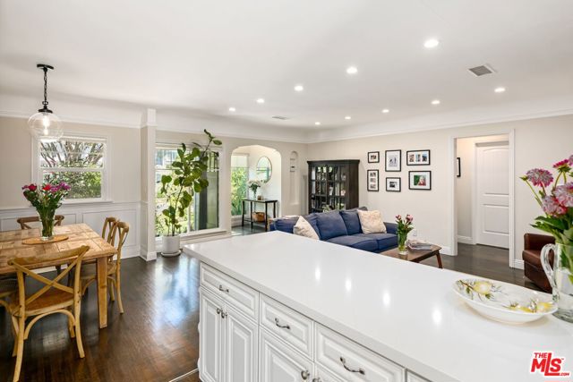 4223 Wilkinson Avenue, Studio City CA: https://media.crmls.org/mediaz/867d75e7-2277-4e97-a690-28b4b1294c9f.jpg