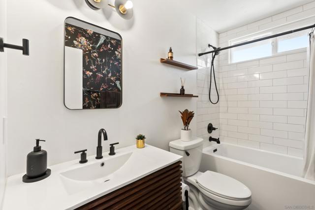 3860 Las Flores, Fallbrook CA: https://media.crmls.org/mediaz/867d7615-6d4d-4a88-99bf-523deb47d3ec.jpg