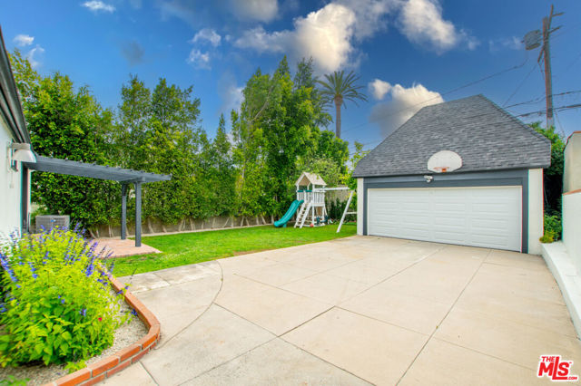 449 S Citrus Avenue, Los Angeles CA: https://media.crmls.org/mediaz/867e1edf-3108-4027-805f-00170566ae4c.jpg