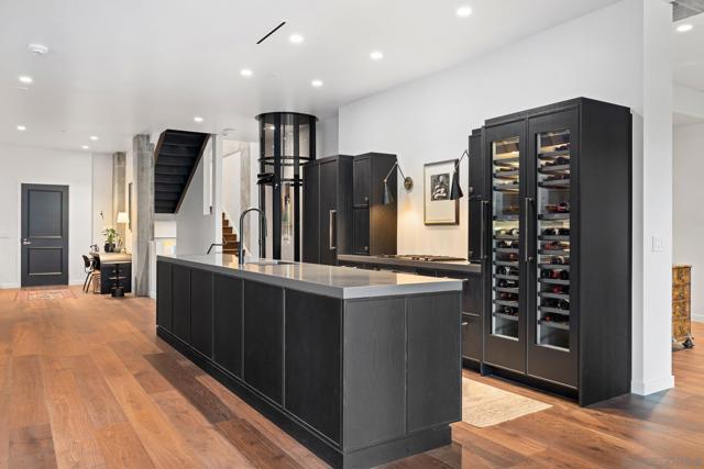 2500 6th Ave, San Diego CA: https://media.crmls.org/mediaz/867e50f4-173d-4336-8e7e-1735ece3492f.jpg