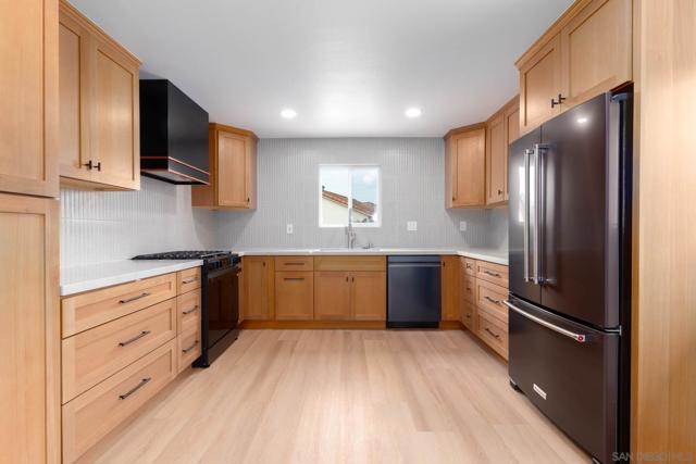 361 E Indian Rock Rd, Vista CA: https://media.crmls.org/mediaz/868066c7-8186-4a81-8a53-2b4dac769548.jpg