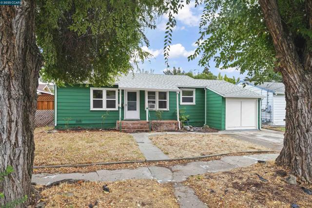 2656 Garden Ave, Concord CA: https://media.crmls.org/mediaz/86810707-c7ab-429b-bbae-1b99de2cabb0.jpg