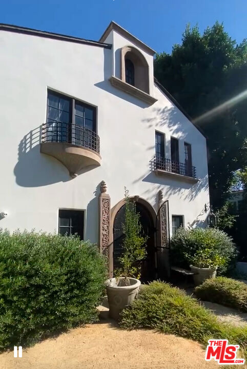 2080 1/2 Vine Street, Los Angeles CA: https://media.crmls.org/mediaz/86812e79-5c01-402b-bfdf-7c4c7dea52c7.jpg