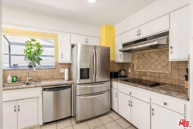 9313 Hayvenhurst Avenue, North Hills CA: https://media.crmls.org/mediaz/8681ce33-ad02-4142-92af-4b4bcd0f4c36.jpg