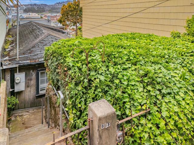 658 Lisbon Street, San Francisco CA: https://media.crmls.org/mediaz/868223cb-816b-48d1-8902-814110a8d957.jpg