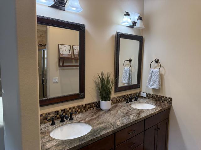 51885 Avenida Bermudas, La Quinta CA: https://media.crmls.org/mediaz/8683d081-53f1-4360-9862-fee4a84b51e2.jpg