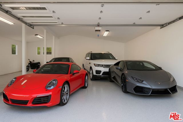 9425 Gierson Avenue, Chatsworth CA: https://media.crmls.org/mediaz/868407d1-d3a8-433a-9959-3c0f3d494985.jpg