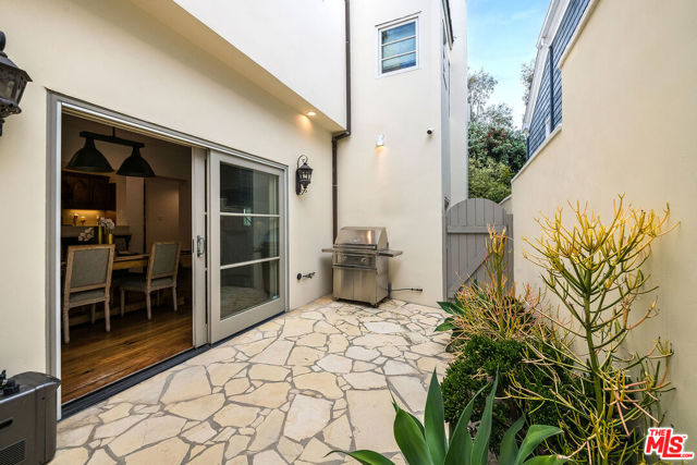 755 31st Street, Manhattan Beach CA: https://media.crmls.org/mediaz/8684b8ef-998f-4533-ae93-2313f5a9d922.jpg