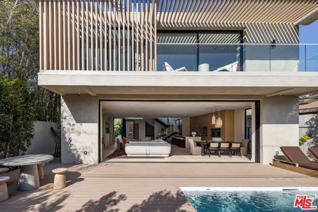 2457 Glyndon Avenue, Venice CA: https://media.crmls.org/mediaz/8684d026-447b-4565-8c28-f412b061711c.jpg