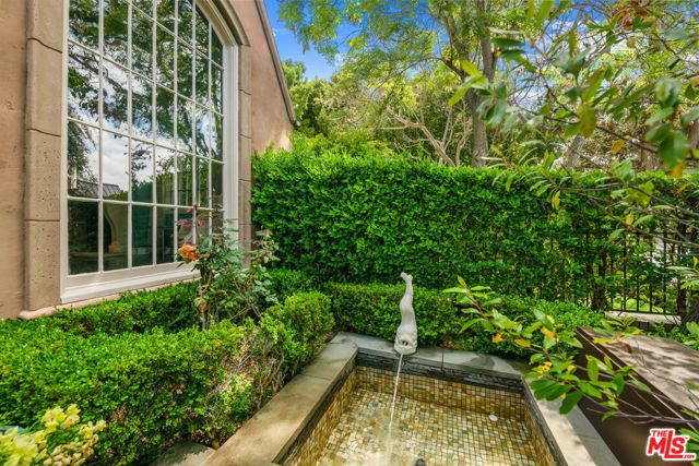 9053 Elevado Street, West Hollywood CA: https://media.crmls.org/mediaz/8684ef78-c9b4-4303-b950-54ad13838596.jpg