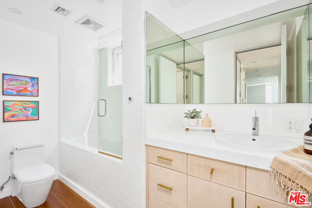 5106 Pacific Avenue, Marina del Rey CA: https://media.crmls.org/mediaz/8685e44f-8309-462f-84ad-336fe5450b4f.jpg