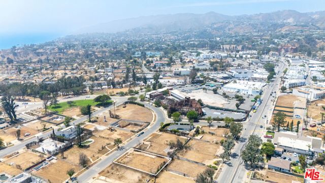 856 Toyopa Drive, Pacific Palisades CA: https://media.crmls.org/mediaz/868659af-9f08-4d54-b8ba-17c31fe5e4df.jpg