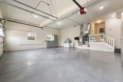 12 Colton Court, Redwood City CA: https://media.crmls.org/mediaz/86874471-61b2-44bf-8378-8b6f8298af1b.jpg